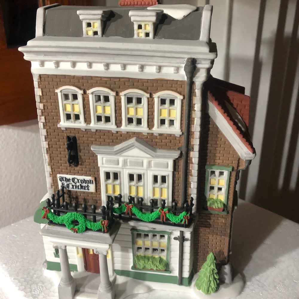 Dept 56 Lighted Dickens Village “Crown & Cricket”